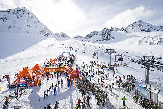 SportScheck Gletscher Testival 2016 auf dem Stubaier Gletscher vom 10.-13.11.2016 Über 3.800 Wintersportartikel von über 50 Marken stehen in der Testival-Area am Eisgrat zum Testen bereit. (©Foto. SportScheck)